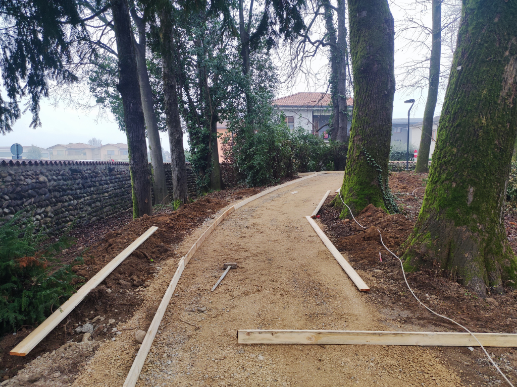 Direzione lavori Parco Zanchi: cantiere per il rinnovo vialetti a Treviolo.