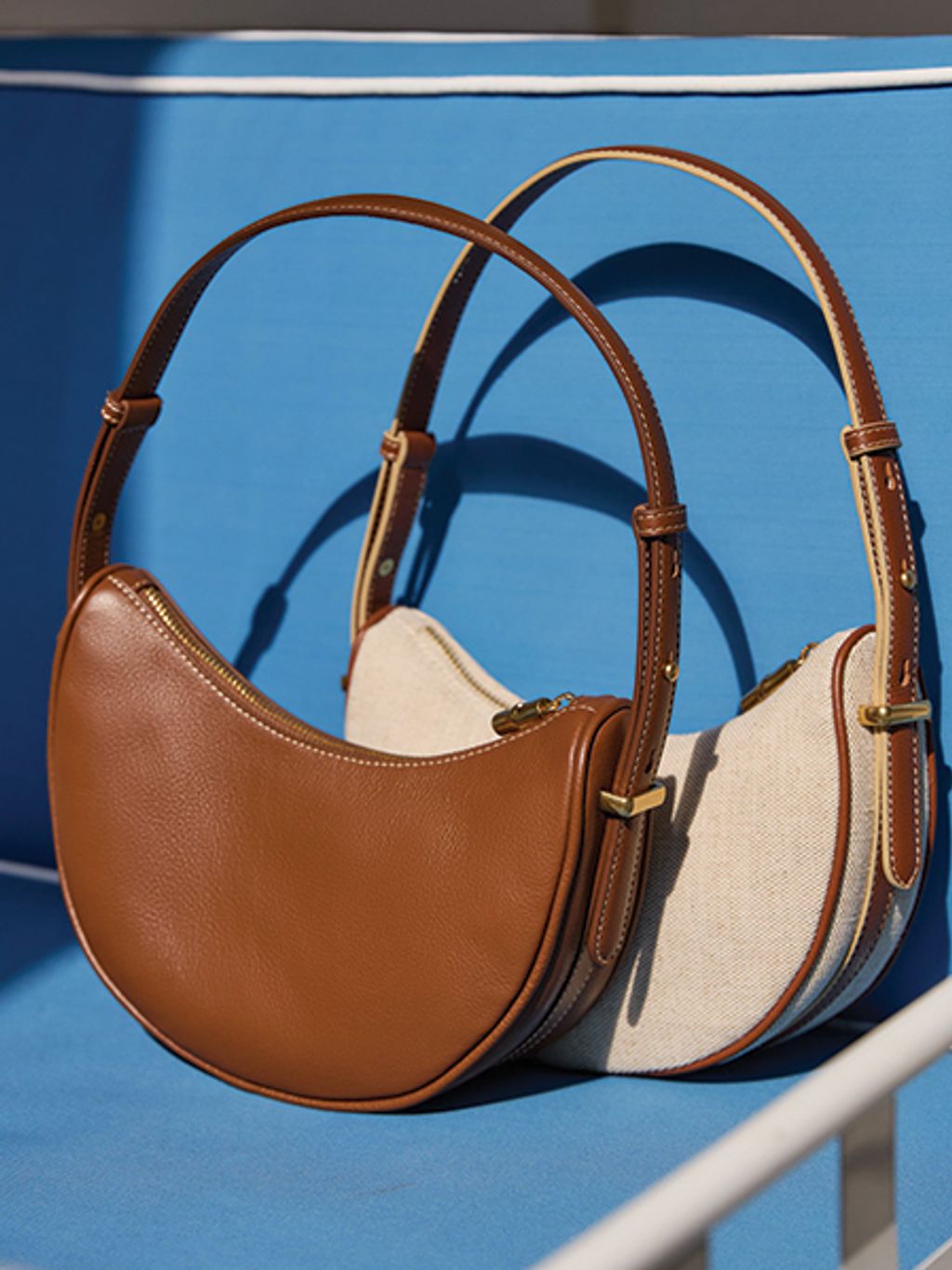 Dual shot of shoulder bag in leather and in canvas