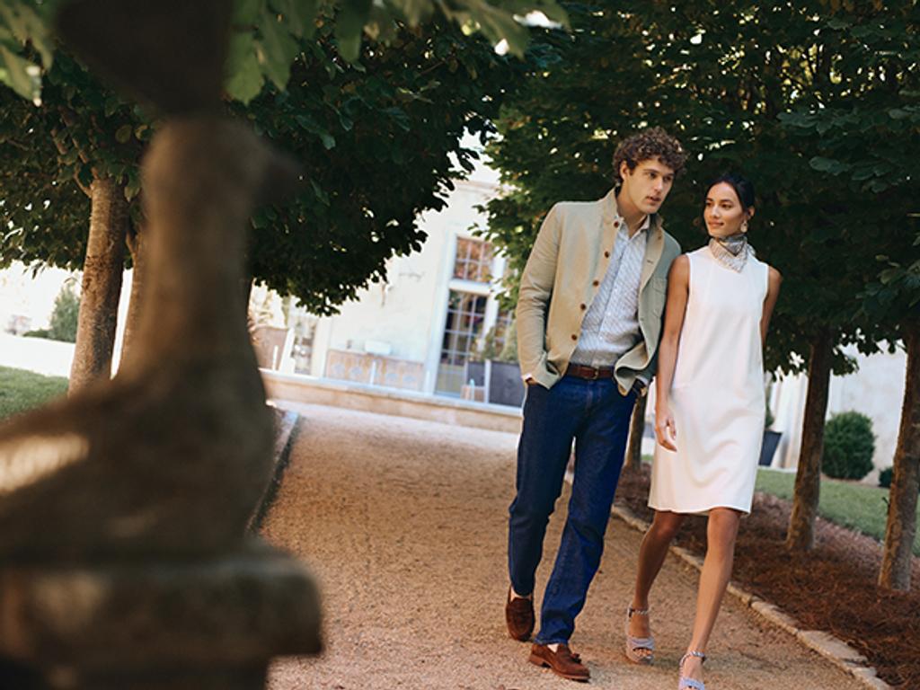 Couple walking together in courtyard.