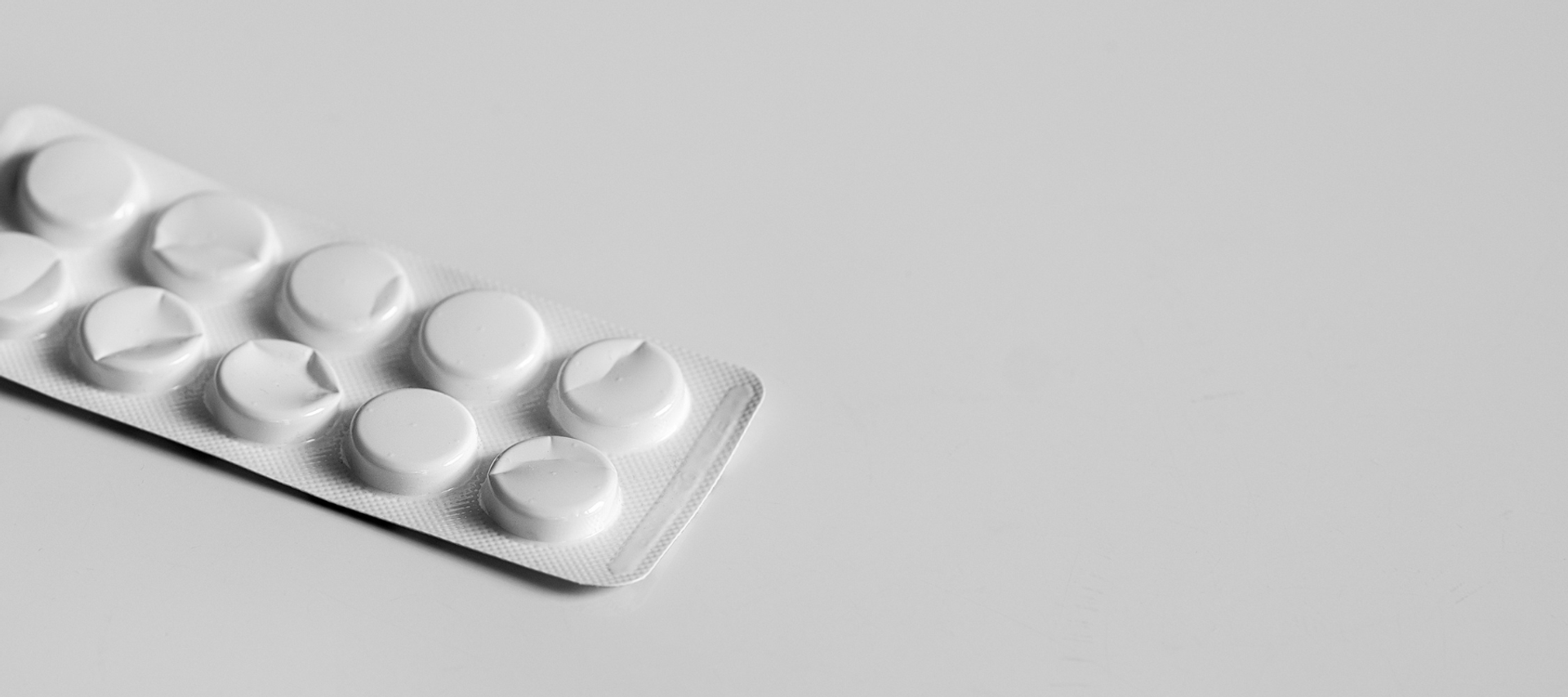 Ein Blister mit weißen Tabletten auf hellem Untergrund