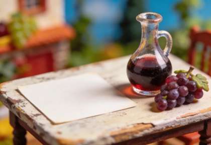 Weingut Willi Ostermann – Miniatur-Diorama, Detail Wein