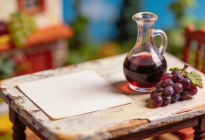 Weingut Willi Ostermann – Miniatur-Diorama, Detail Wein