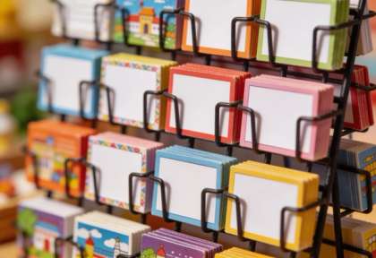 Souvenirs am Markt – Miniatur-Diorama, Detail Postkarten