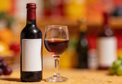 Weingut Leo Fuchs – Vinothek Pomaria – Miniatur-Diorama, Detail Glas