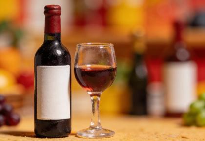 Weingut Leo Fuchs – Vinothek Pomaria – Miniatur-Diorama, Detail Glas
