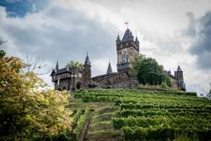Reichsburg Cochem über den Weinbergen – Blick hinauf zum Bergfried