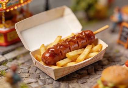 Truck-Stop Imbiss – Miniatur-Diorama, Detail Currywurst