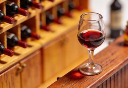 Weingut Dax – Vinothek Ernst – Miniatur-Diorama, Detail Glas