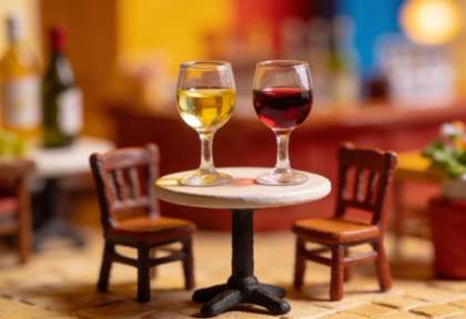 Emily's Wein-Café – Miniatur-Diorama, Detail Wein