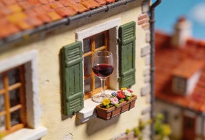 Weingut Otto Görgen – Vinothek Beilstein – Miniatur-Diorama, Detail Glas