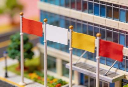 Kreisverwaltung – Miniatur-Diorama, Detail Fahnen
