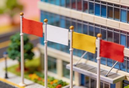 Kreisverwaltung – Miniatur-Diorama, Detail Fahnen