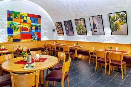 Weingut Otto Görgen – Vinothek Beilstein: historischer Gewölbekeller mit Weintischen und Kunst