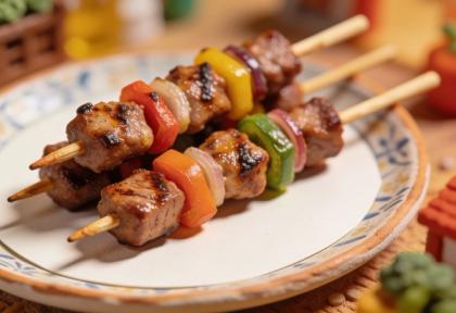 ROJ Grill – Miniatur-Diorama, Detail Spieß