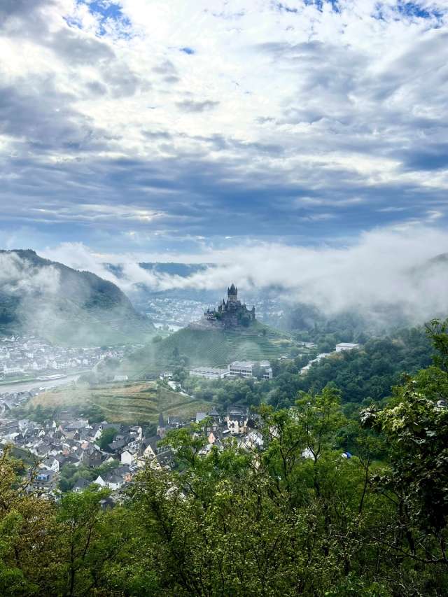 Reichsburg Cochem über dem nebelverhangenen Moseltal