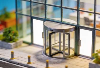 Verbandsgemeindeverwaltung – Miniatur-Diorama, Detail Eingang