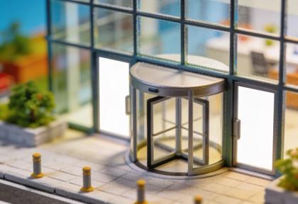 Verbandsgemeindeverwaltung – Miniatur-Diorama, Detail Eingang