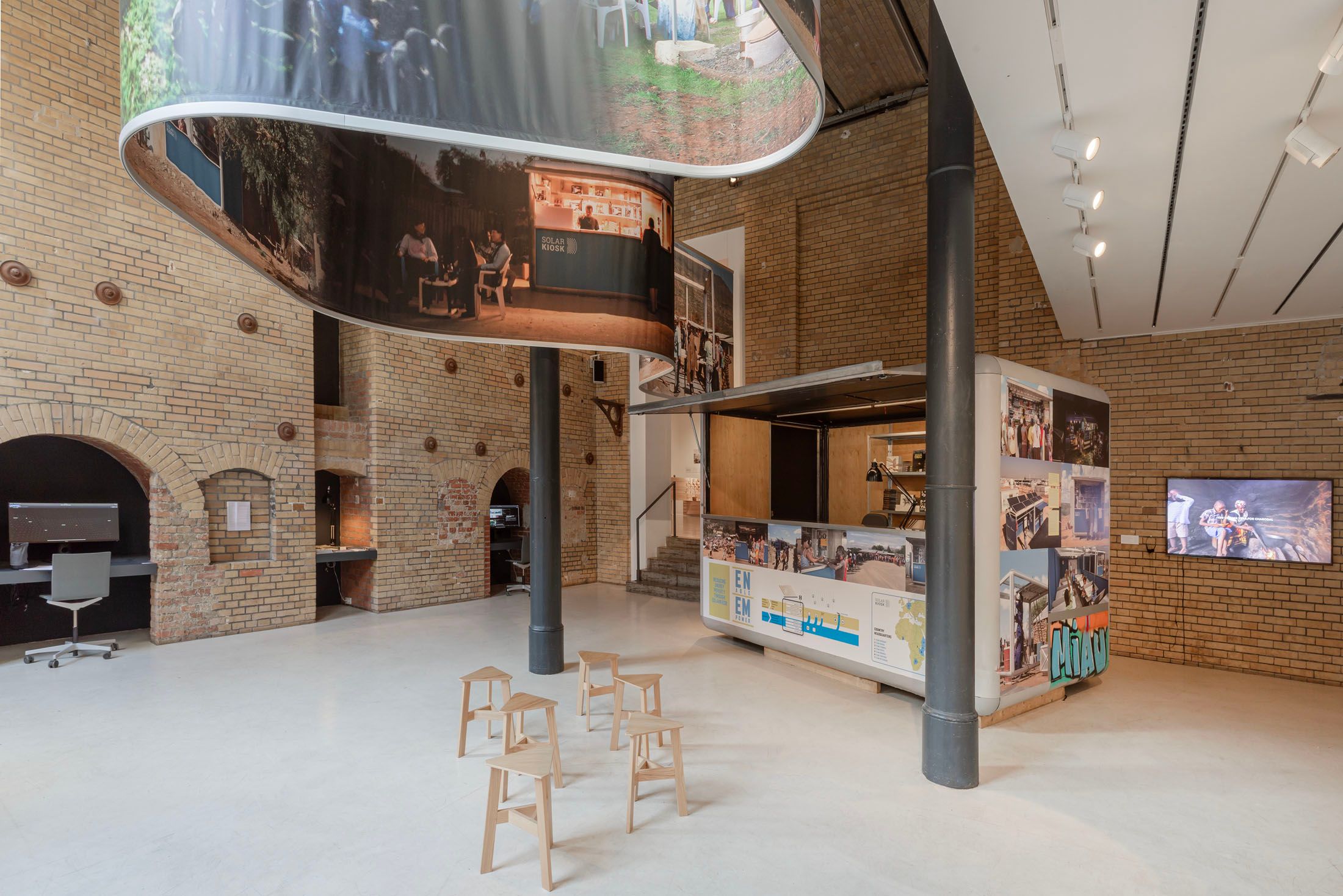 Der erste Ausstellungsraum (c) Patricia Parinejad