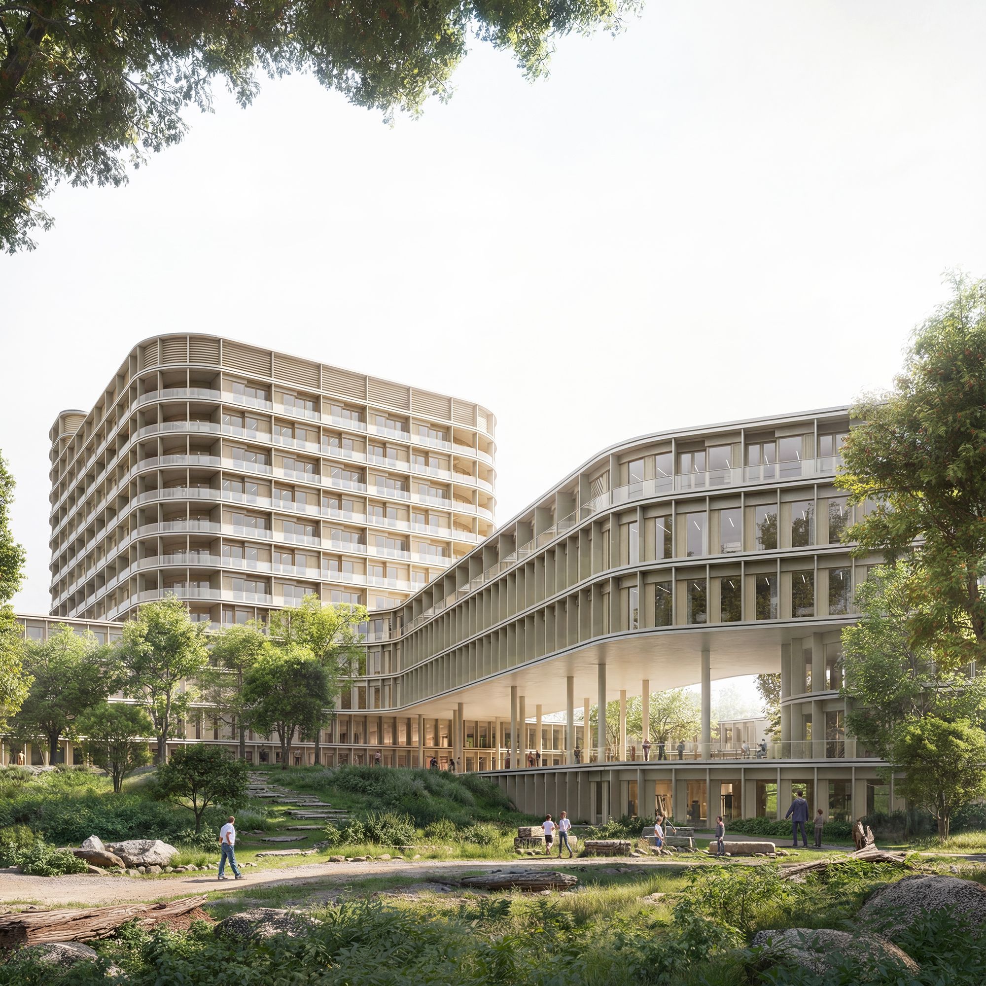 Modernes, mehrstöckiges Gebäude mit abgerundeten Ecken und großen Glasflächen, umgeben von Bäumen und Grünflächen mit Menschen auf einem Weg davor