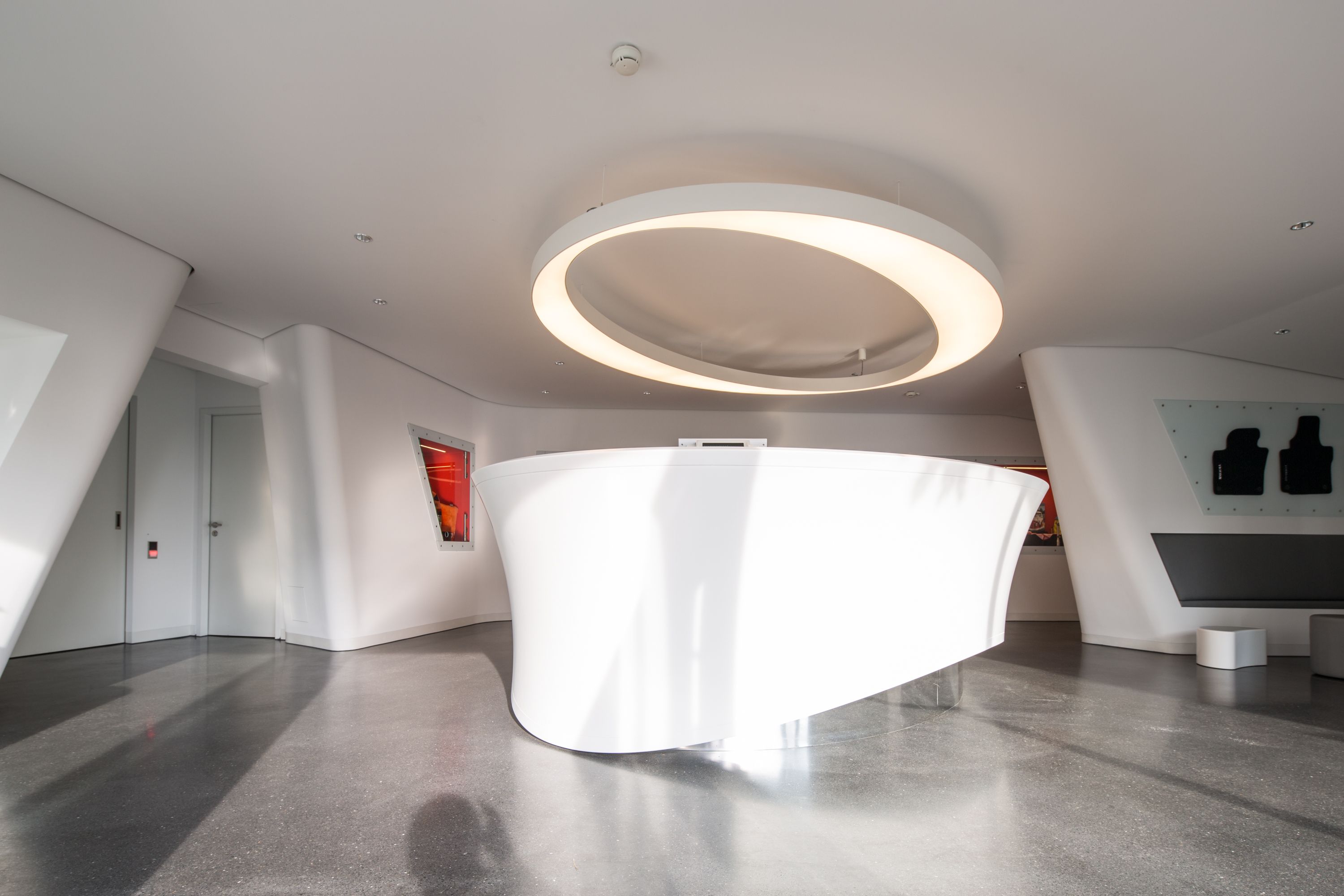 All ancillary functions are hosed in the accompanying service pavilion: customers can receive assistance about their new car, purchase accessories or book other attractions and activities in the Autostadt. To avoid detracting from the impression of the roof as a resting leaf, the pavilion is embedded in the landscape rather than articulated as a separate building. The design of the interior in turn echoes specific aspects of the roof.