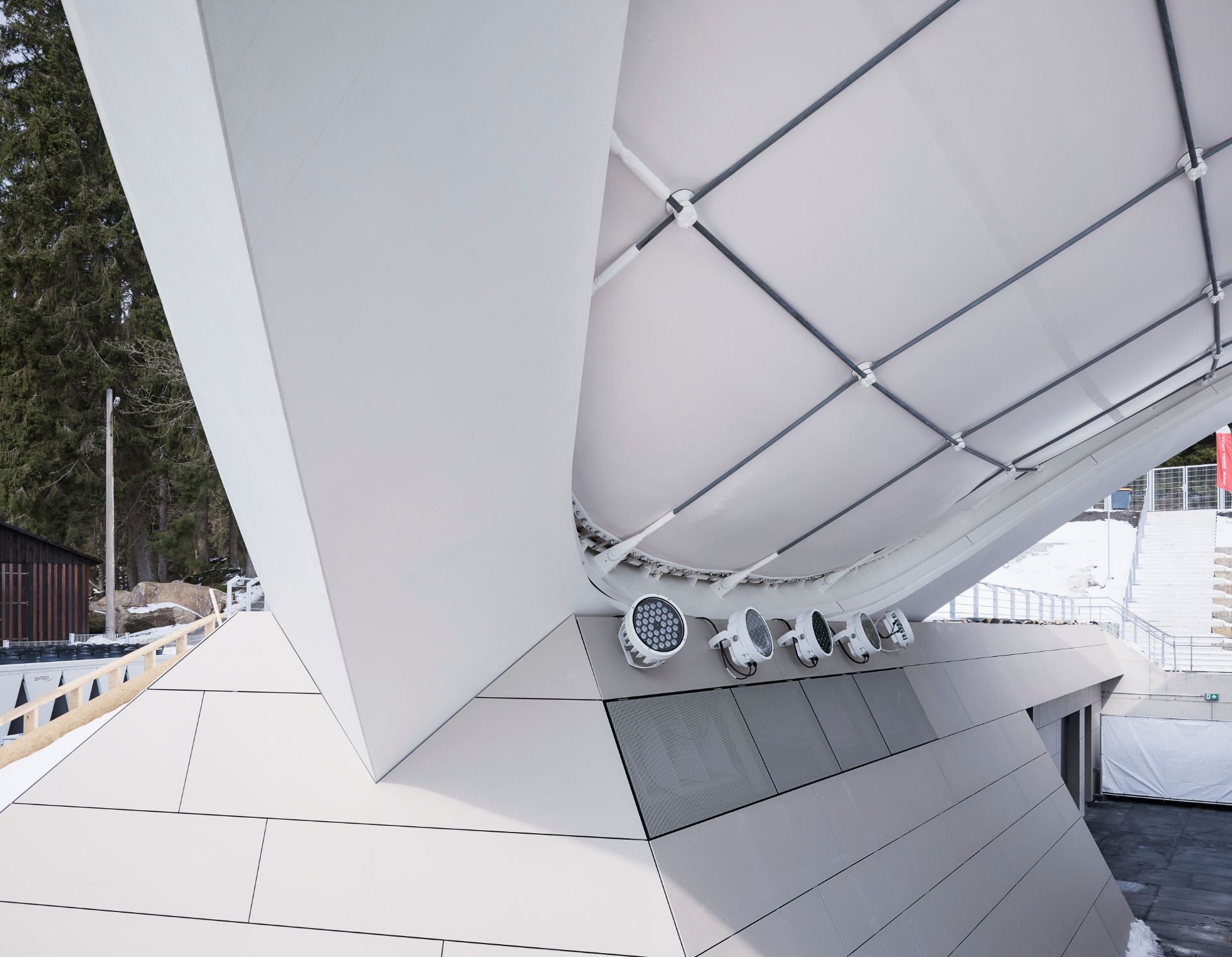 Developed in collaboration with Schlaich Bergermann Partner, the steel ring structure is spanned by a steel rope net covered with PTFE membrane totaling 2,400m2.