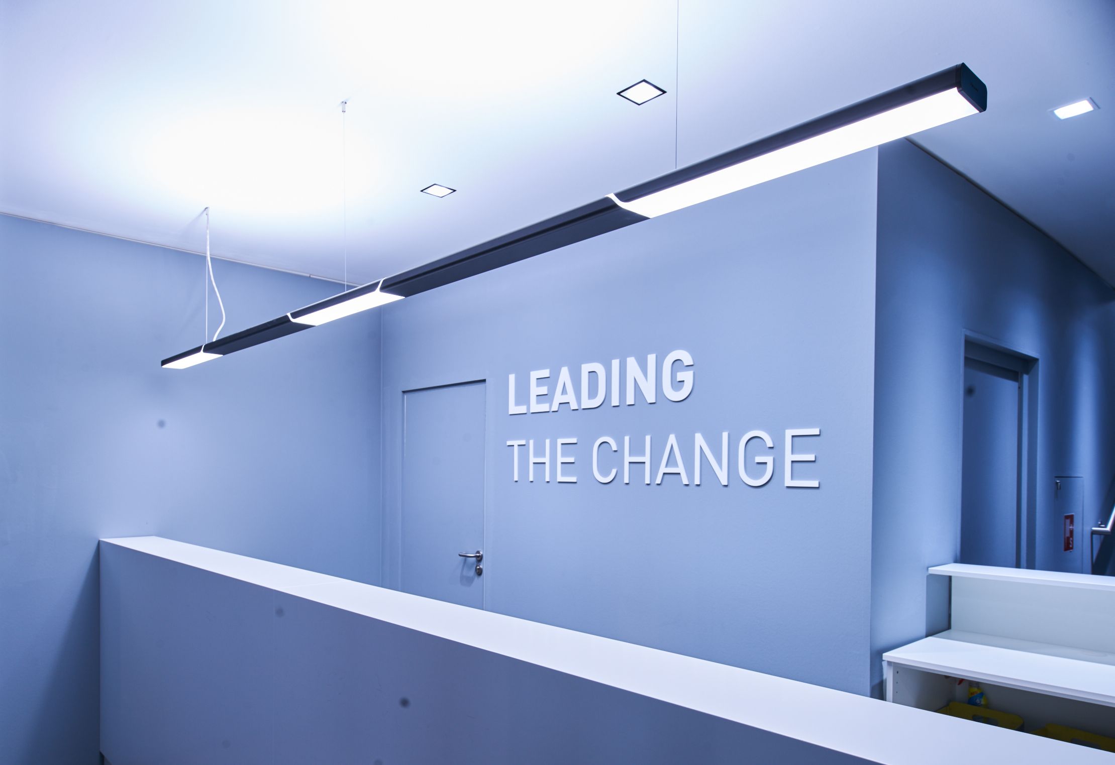 Using primarily indirect light, the lamp reduces the incidence of glare, distributing its light pleasantly and evenly. Arranged on end in long ribbons, the Parelia LED lamp is ideal for illuminating large office spaces, open-plan areas or long workbenches. Through its combination of contrasting, high-quality materials and its expressive design, the lamp embodies the experimental and interdisciplinary design approach central to GRAFT’s design practice.