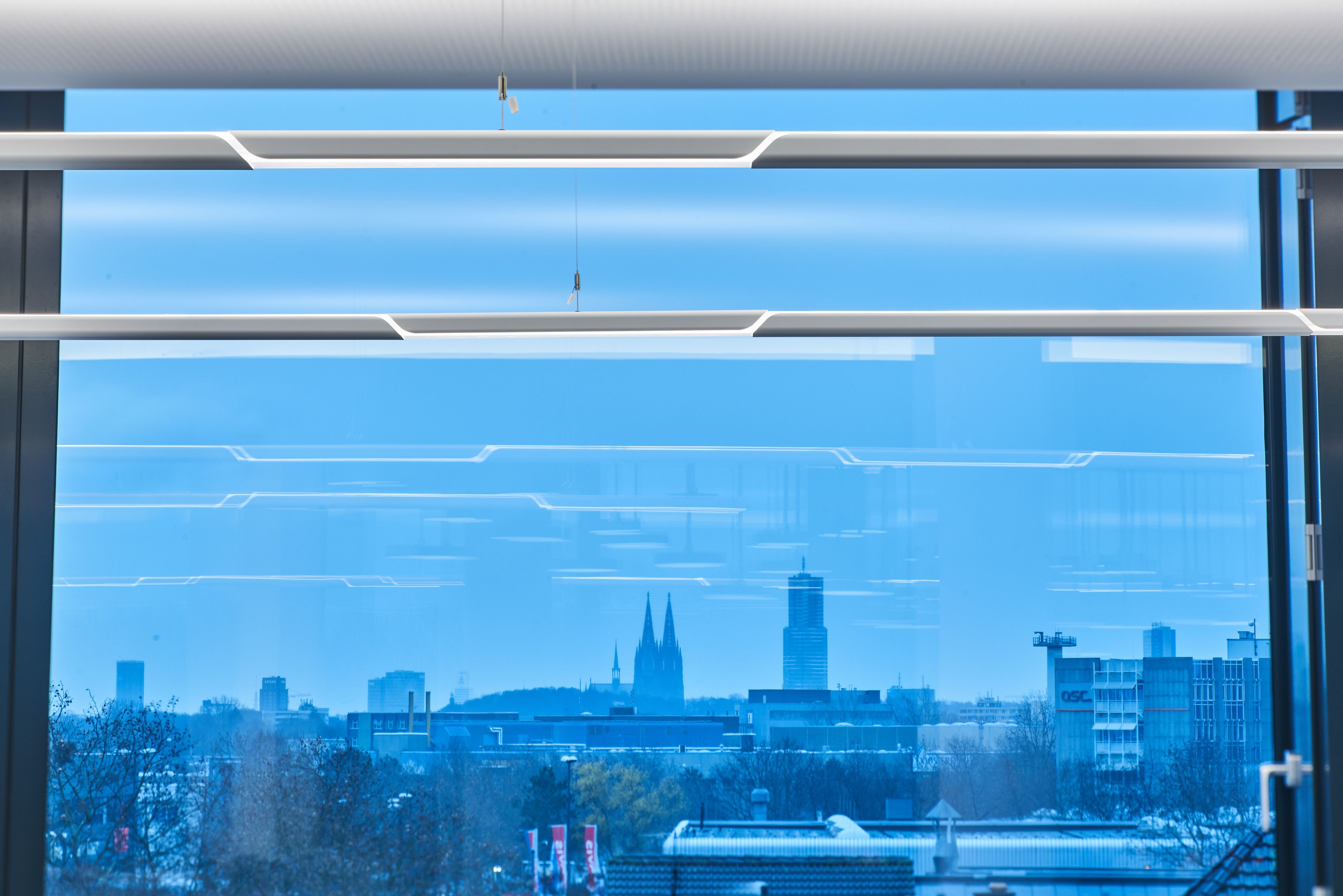 The upper floors of the building house the company’s office spaces as well as exhibition areas for Trilux products and is therefore an essential part of the company’s own competence center, which already partially existed on the site. The flowing floor plan continues in the upper four floors of the offices and extends the entire depth of the building, interrupted only by three circulation and washroom/WC cores. These so-called “Smart Workingscapes” comprise both open communication zones and enclosed work zones equipped with hybrid furniture elements that can be variably combined in modules.