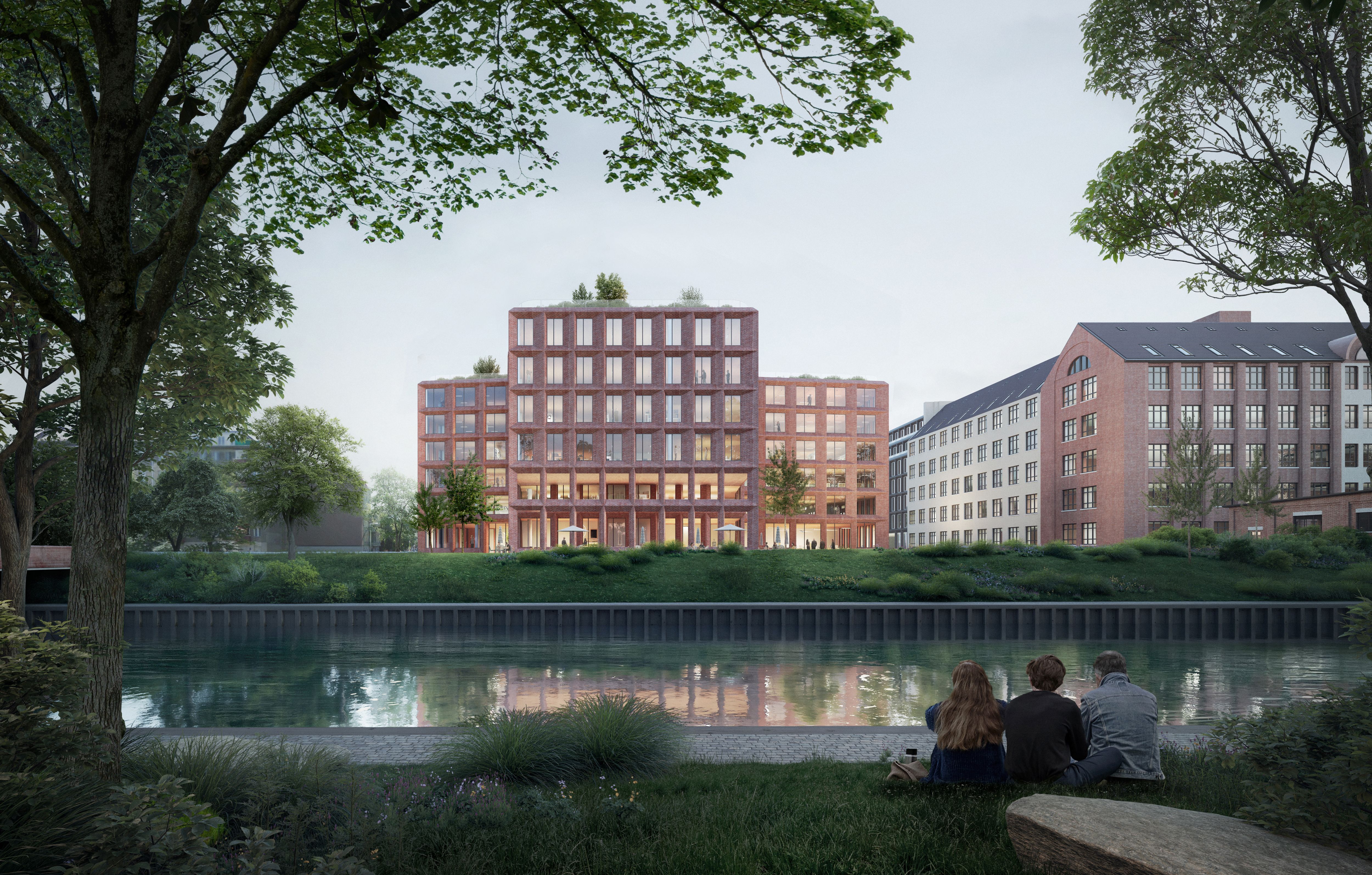 Kreuzförmiges Backsteingebäude am Kanal im historischen Kontext in Berlin