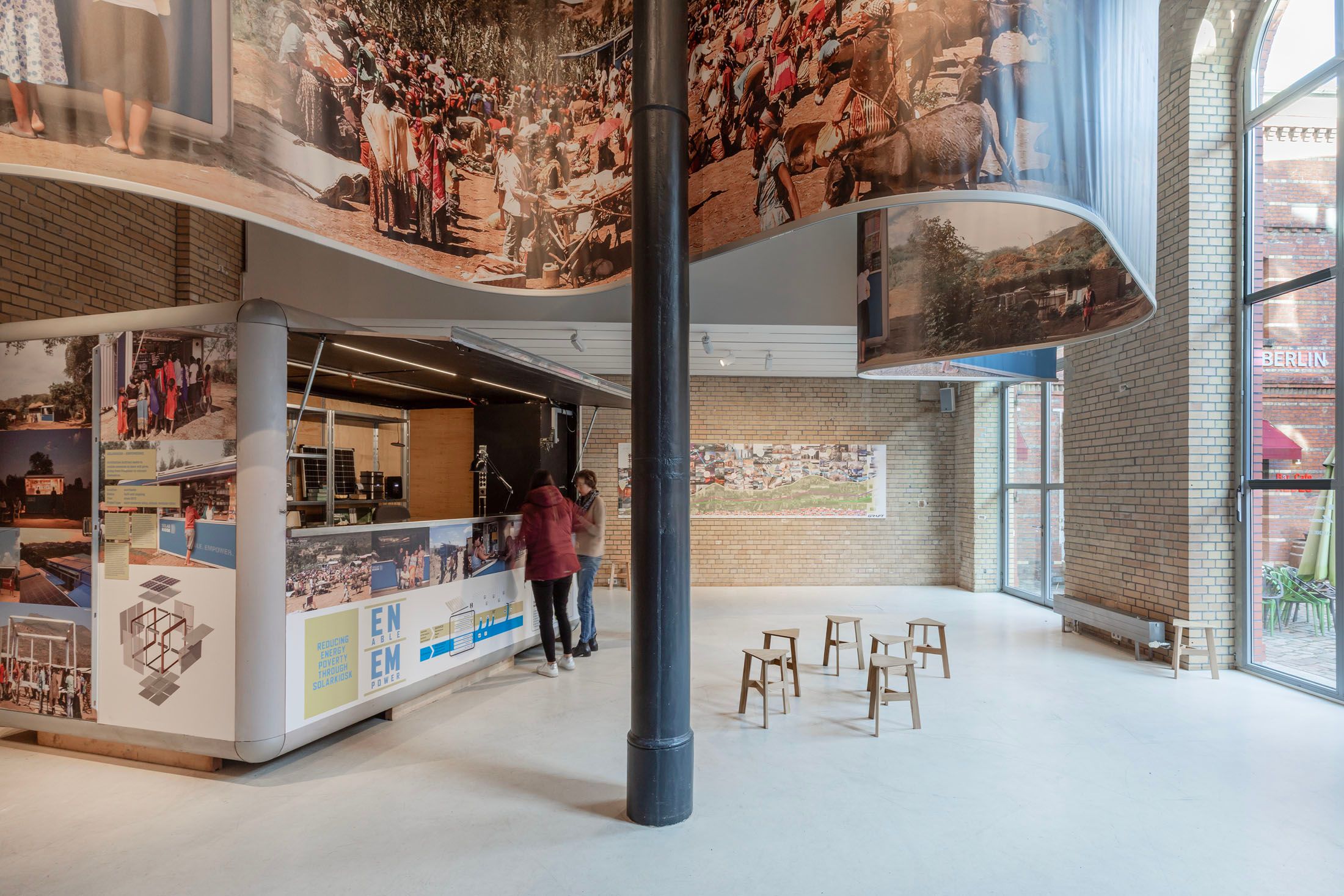 Blick in den Ausstellungsraum mit dem Solarkiosk