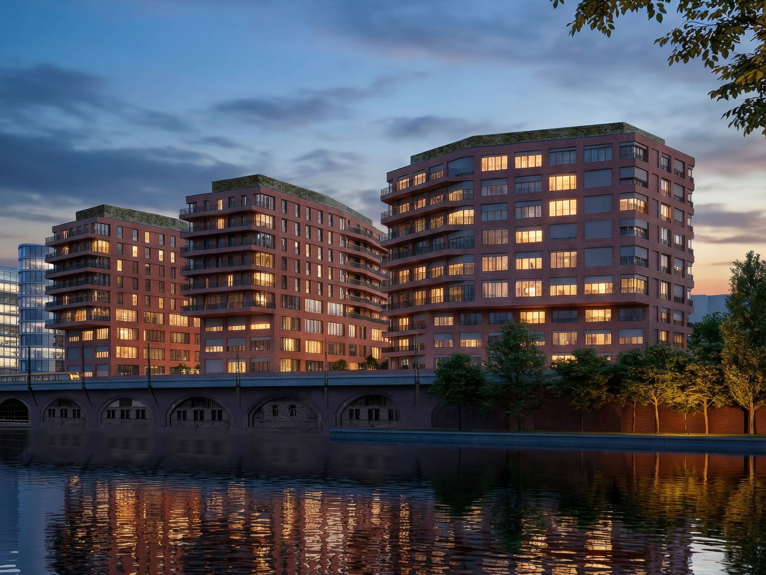 WieWeil 3 Türme auf Sockel hinter S-Bahnbögen an der Spree im Abendlicht