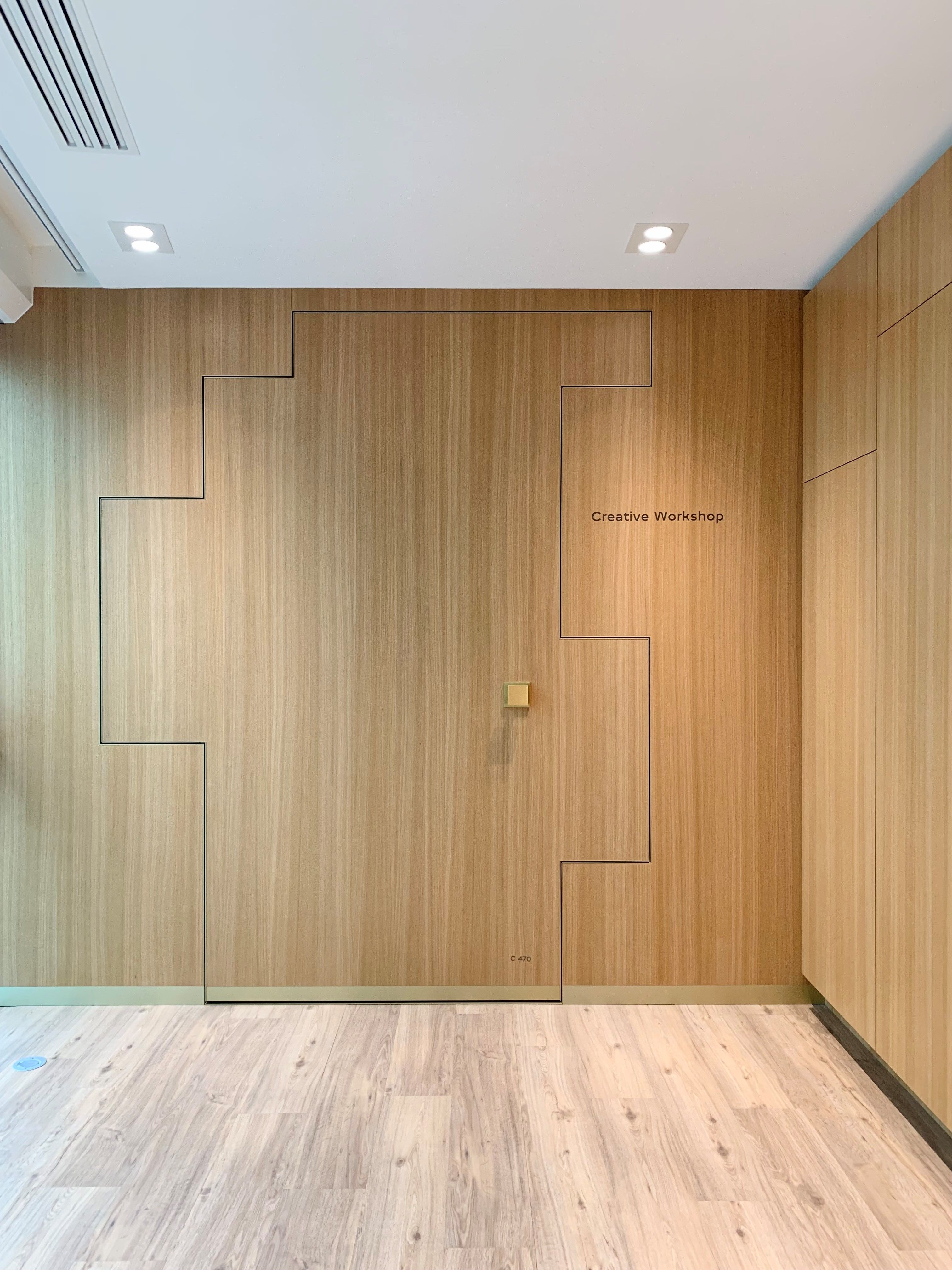 Elegante Holz-Tapetentür 