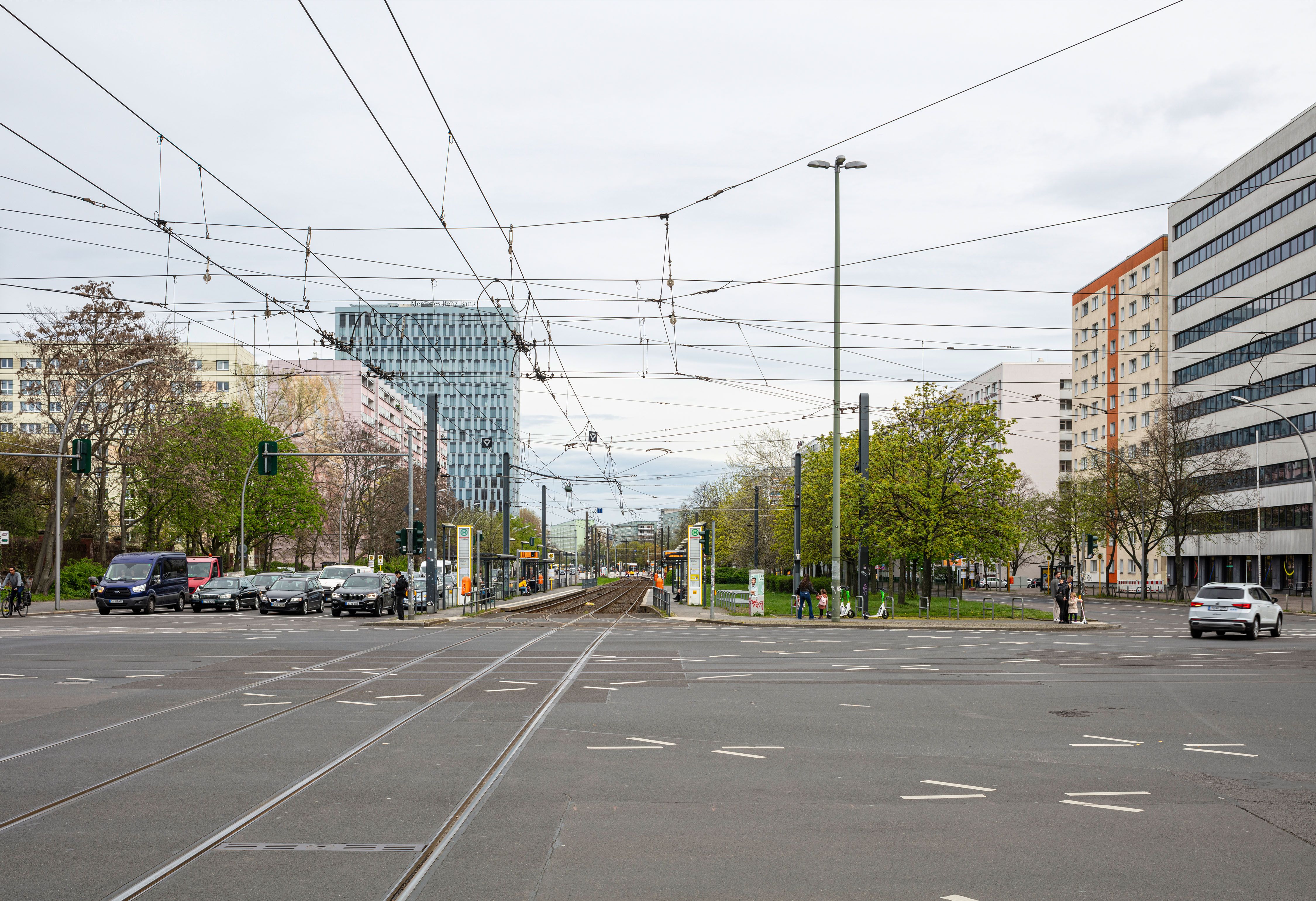 große Straßenkreuzung mit Plattenbauten entlang der Straßen