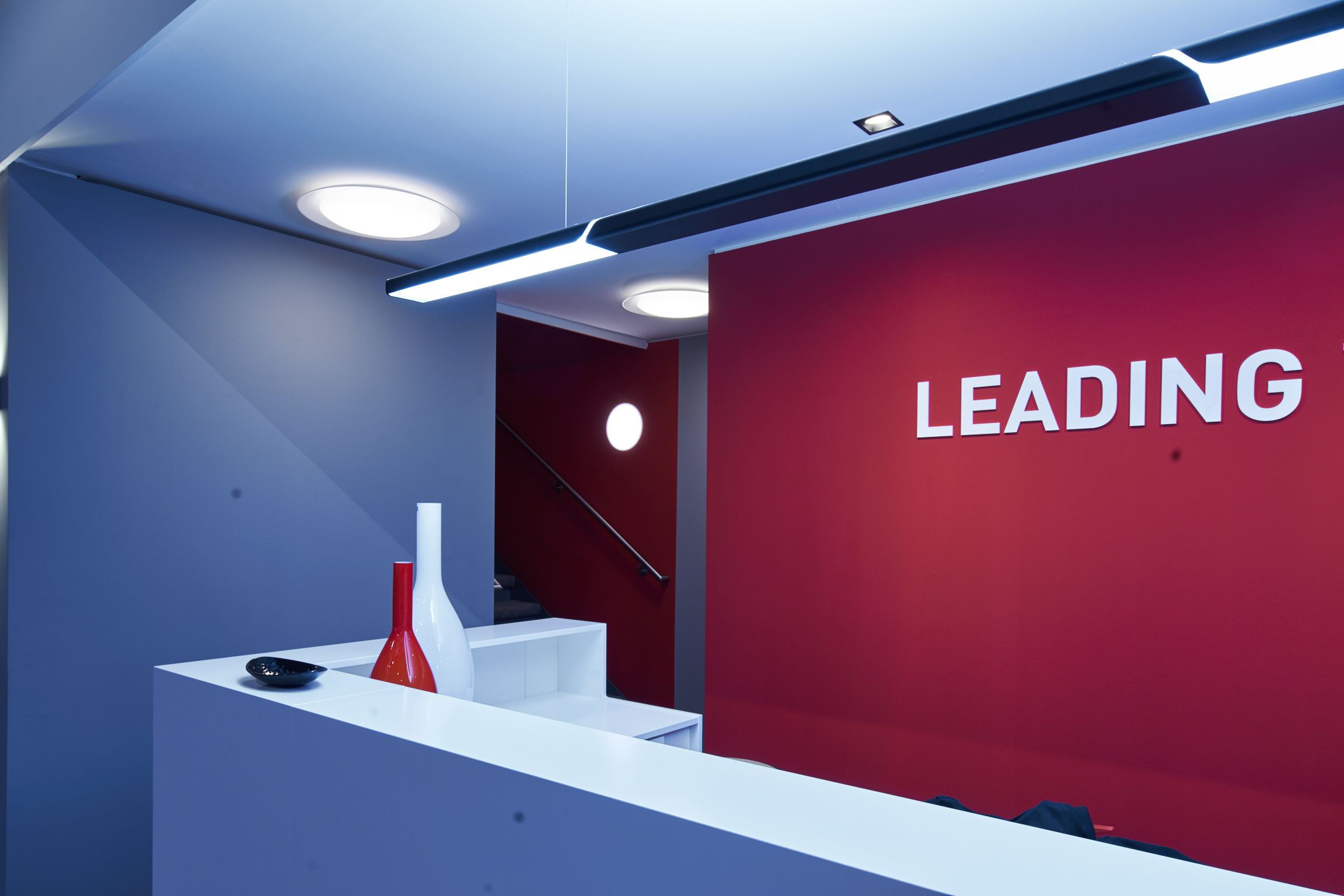 Using primarily indirect light, the lamp reduces the incidence of glare, distributing its light pleasantly and evenly. Arranged on end in long ribbons, the Parelia LED lamp is ideal for illuminating large office spaces, open-plan areas or long workbenches. Through its combination of contrasting, high-quality materials and its expressive design, the lamp embodies the experimental and interdisciplinary design approach central to GRAFT’s design practice.