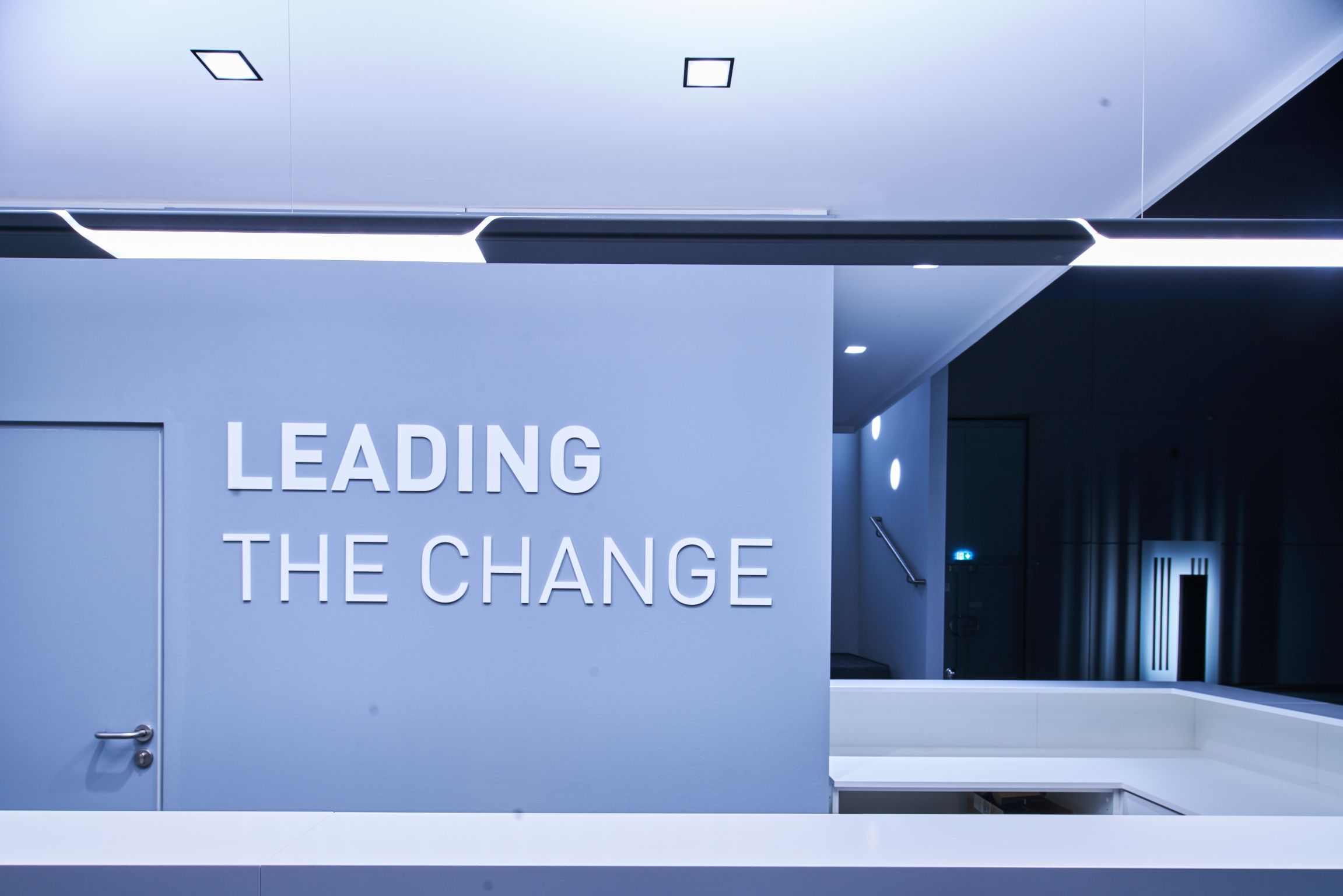 The Parelia LED lamp is a joint development by GRAFT and TRILUX. With a total length of 2.1 metres and a specially-devised light deflector, it is designed to meet the needs of office interiors.