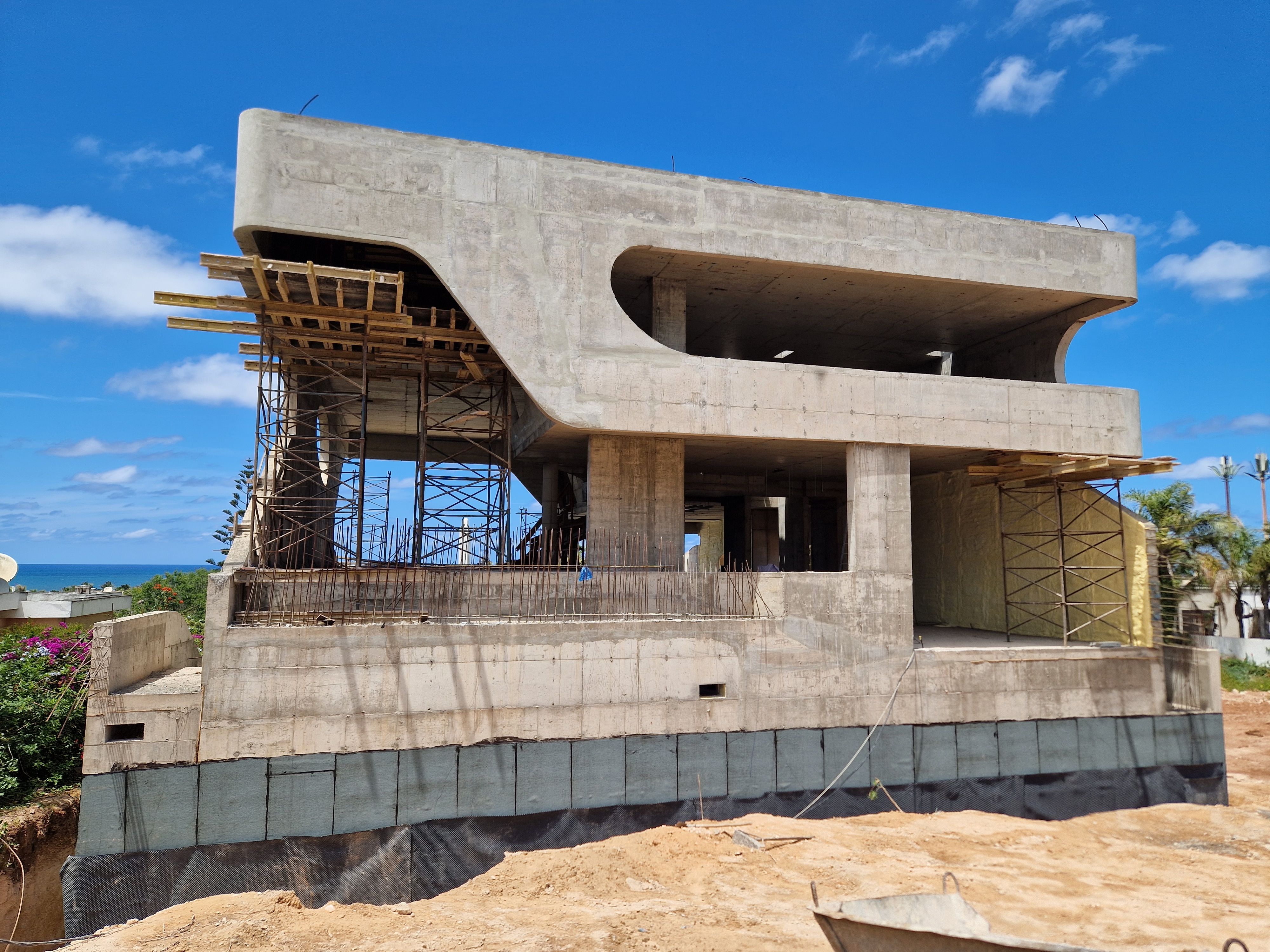 Baustelle mit Betonkonstruktion der expressiven Villa