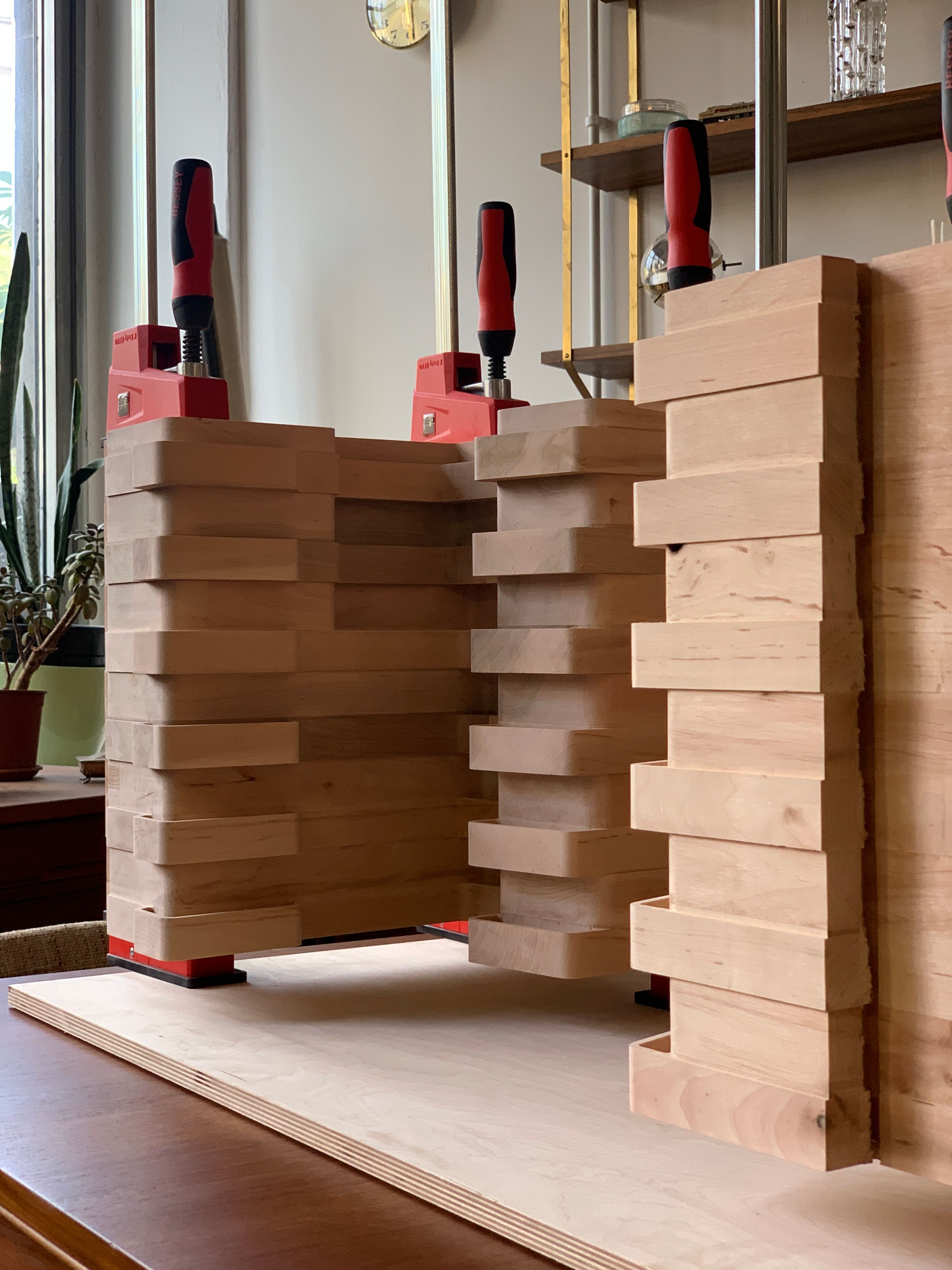 Pressing the glue (c) Makujaku Studio