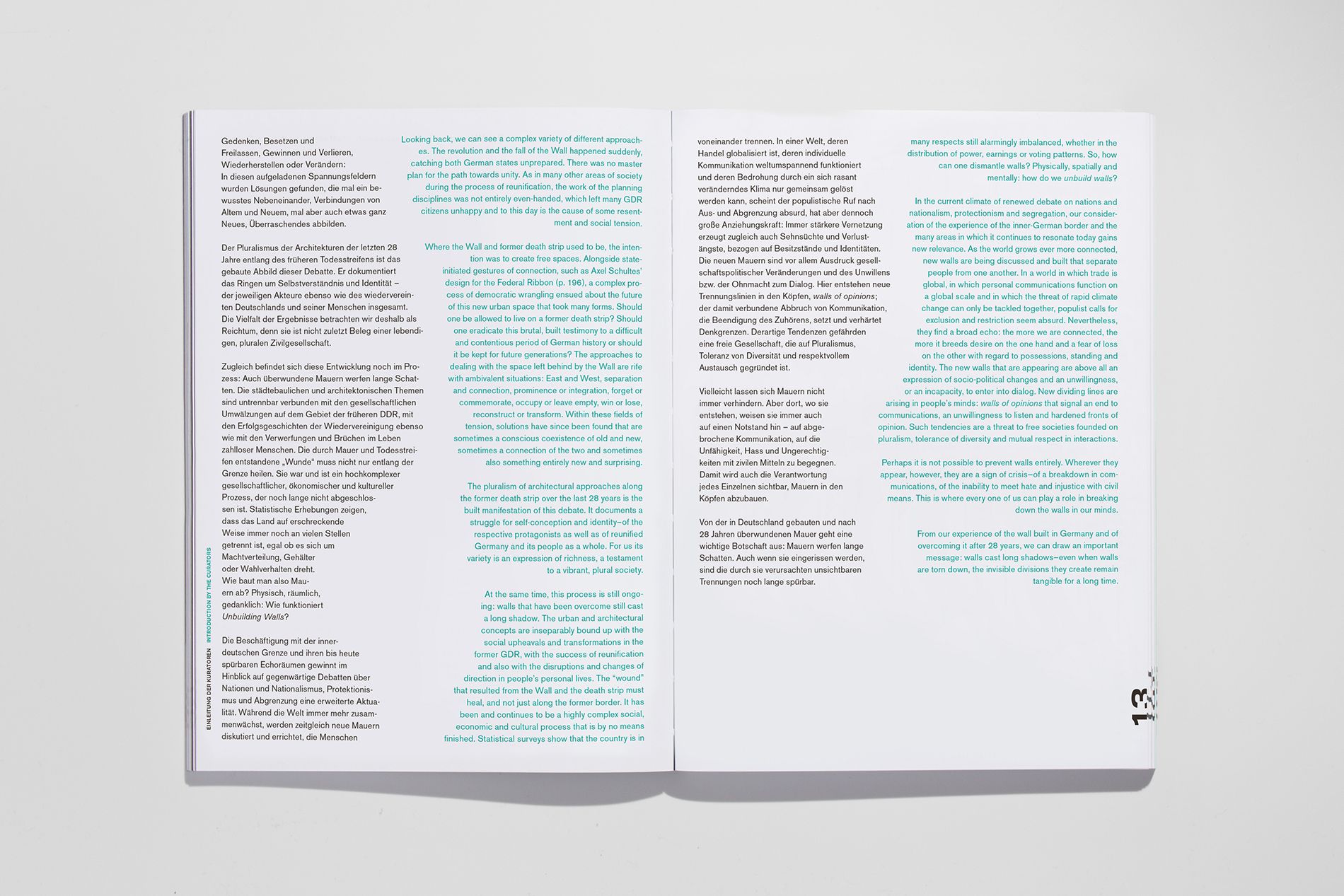 aufgeschlagenes Buch, es ist schwarzer und blauer Text zu sehen