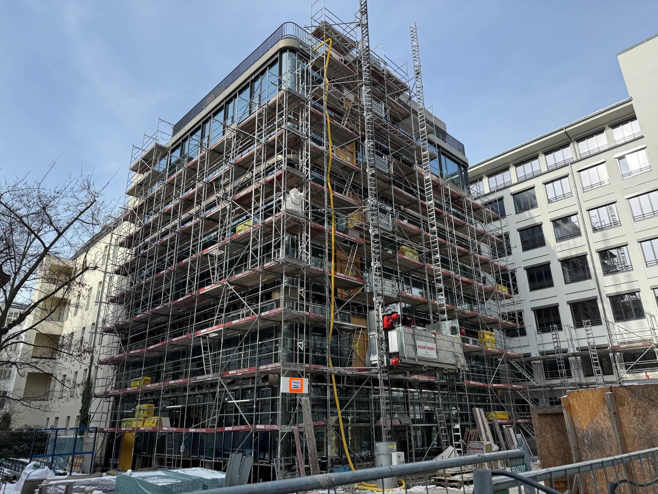 der gleiche Blick auf das Bauvorhaben, Foto der Baustelle