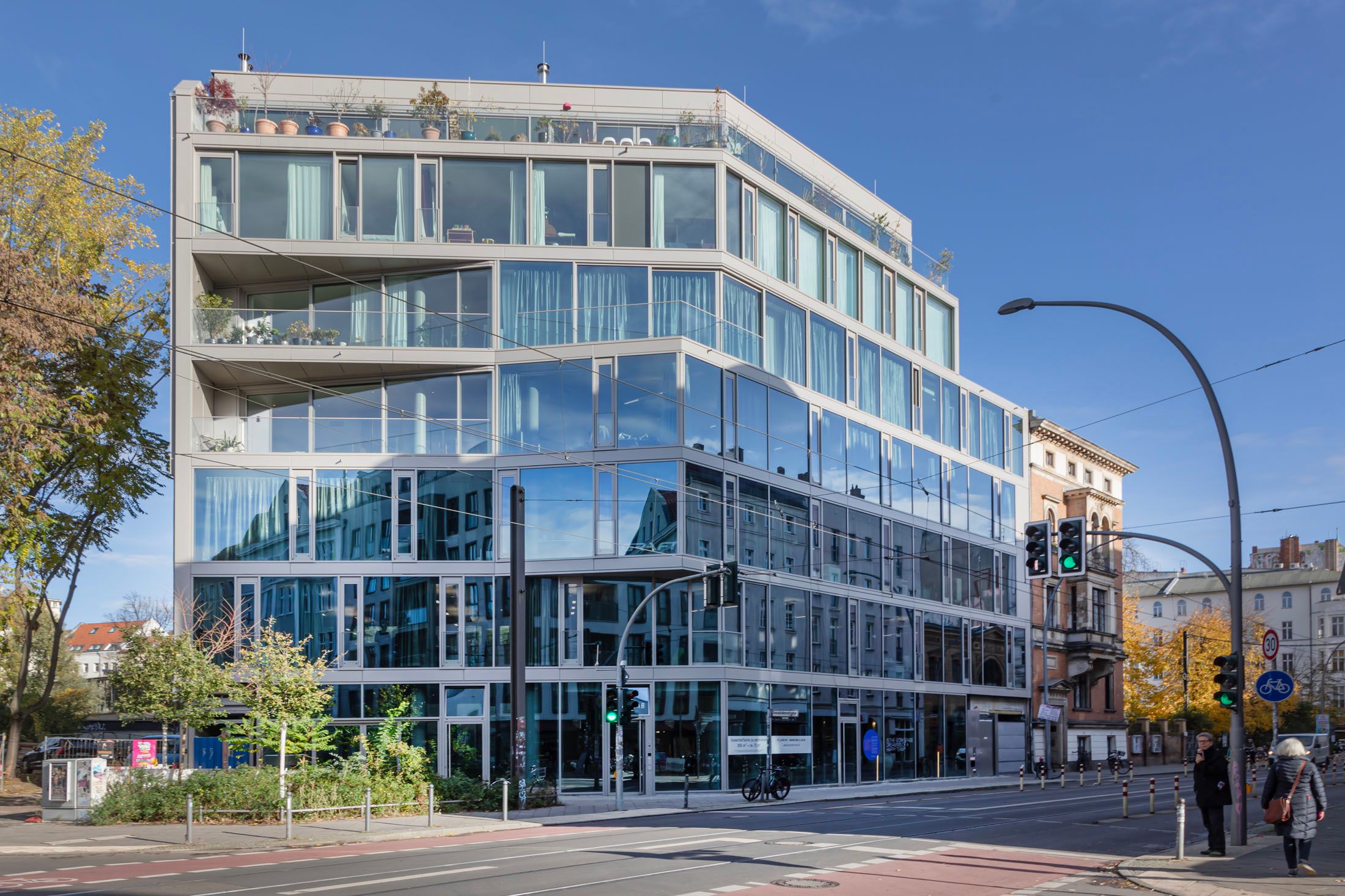 Blick auf ein modernes Gebäude mit großen Glasflächen.