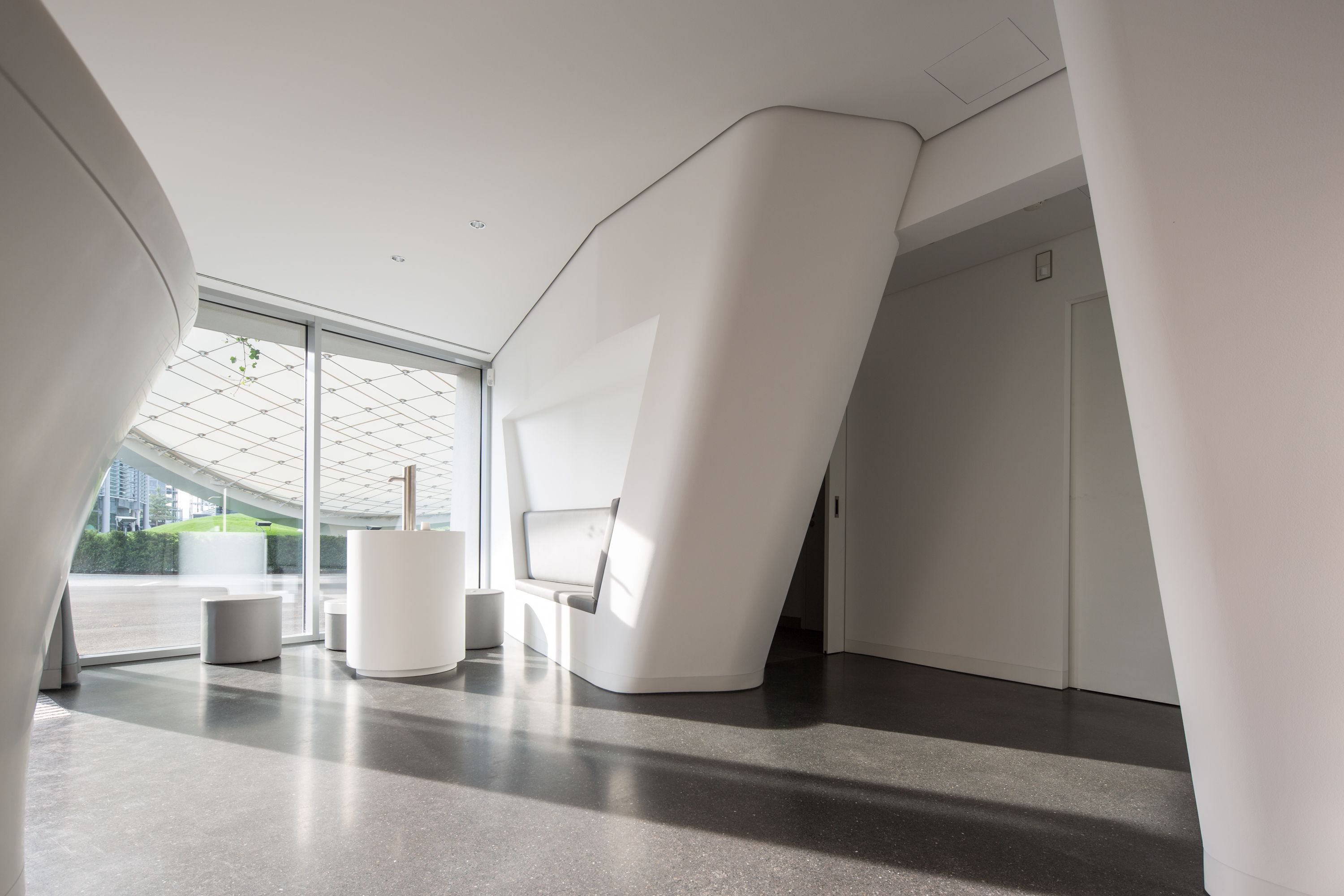 All ancillary functions are hosed in the accompanying service pavilion: customers can receive assistance about their new car, purchase accessories or book other attractions and activities in the Autostadt. To avoid detracting from the impression of the roof as a resting leaf, the pavilion is embedded in the landscape rather than articulated as a separate building. The design of the interior in turn echoes specific aspects of the roof.