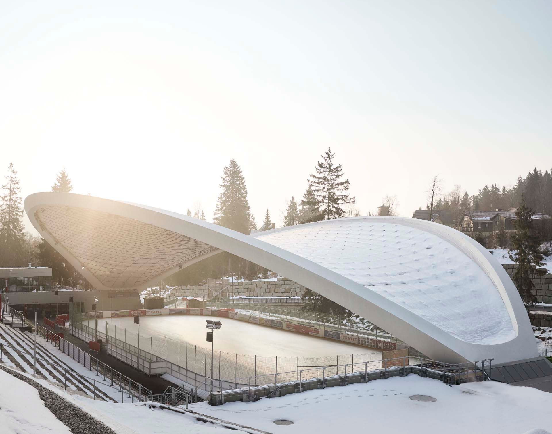 With its proposal for a unique roof construction, GRAFT won a 2013, Europe-wide architectural competition to renovate the city’s ice rink.