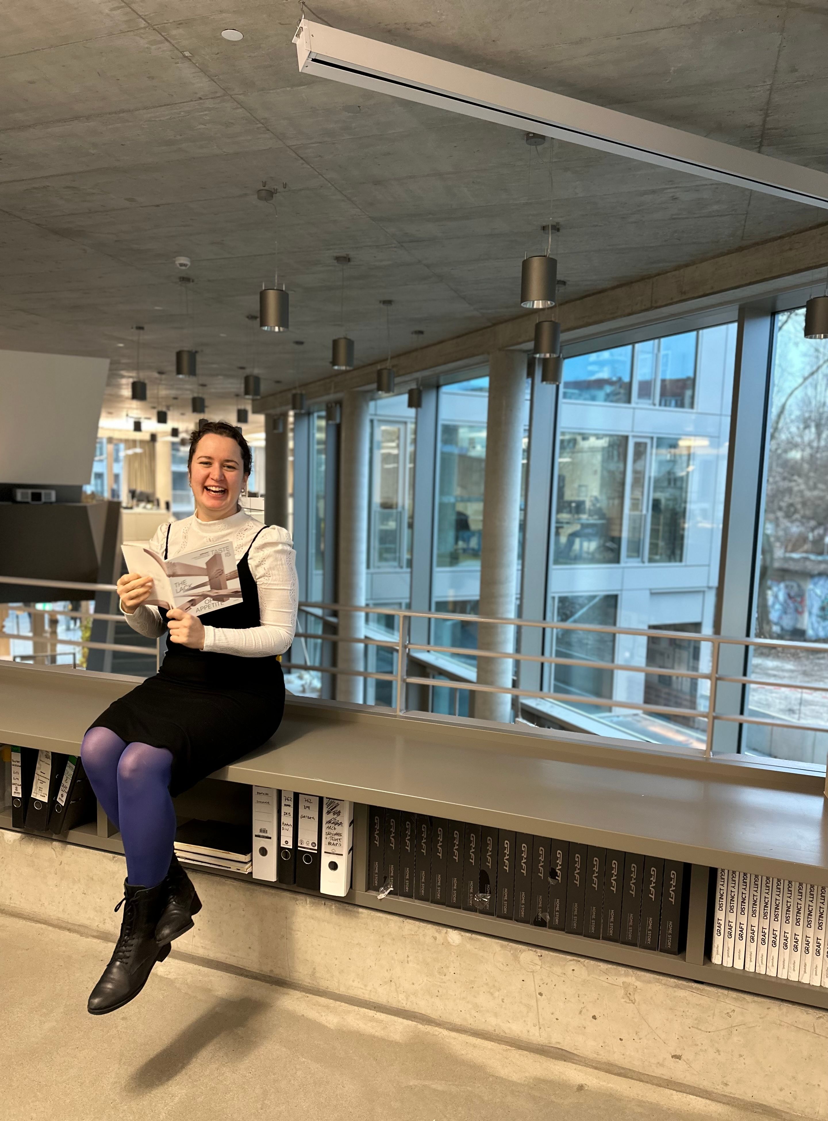 Alma mit Aedes Katalog im GRAFTLAB (c) GRAFT