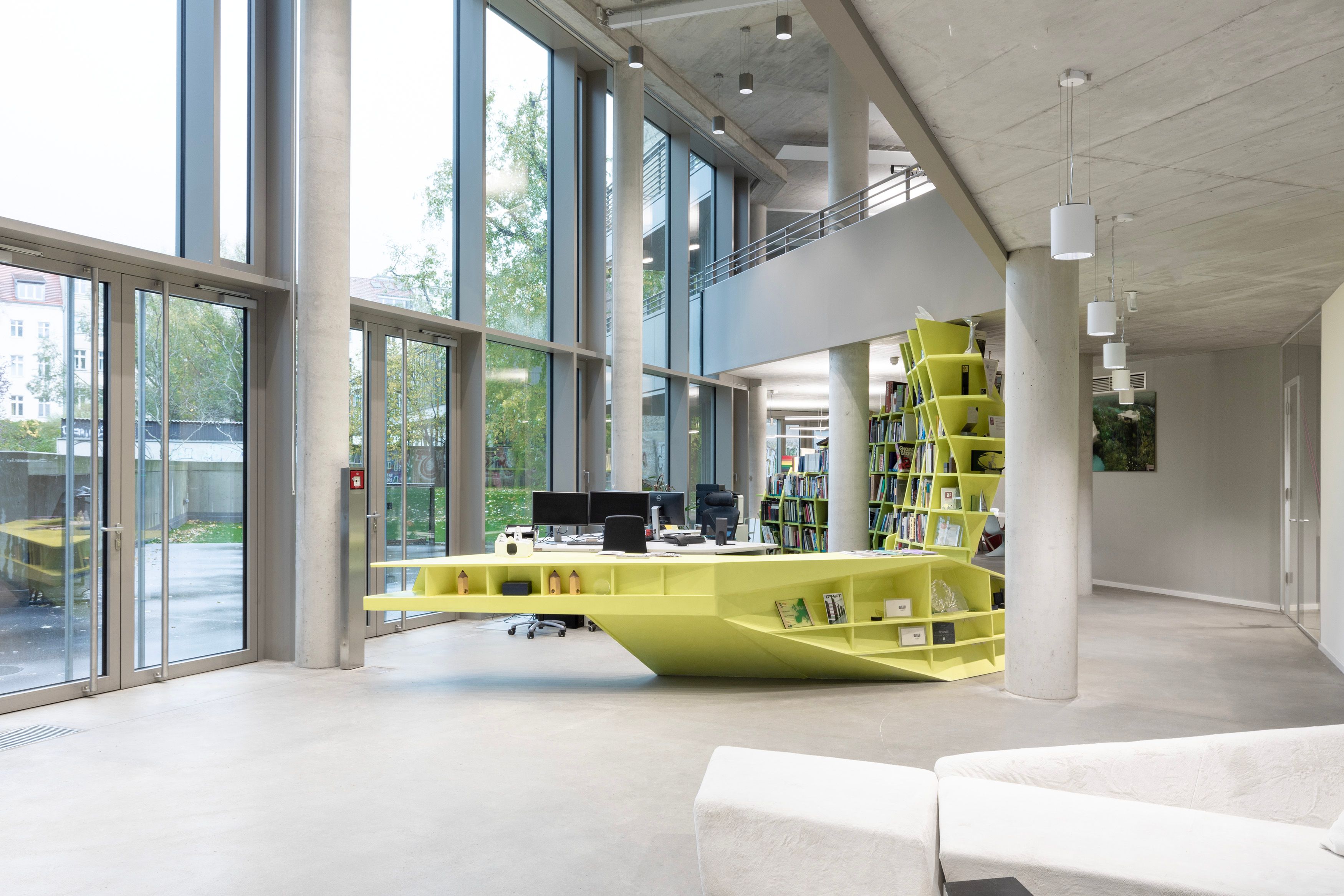 new work environment, Doppelgeschossig, expressiver Empfangstresen