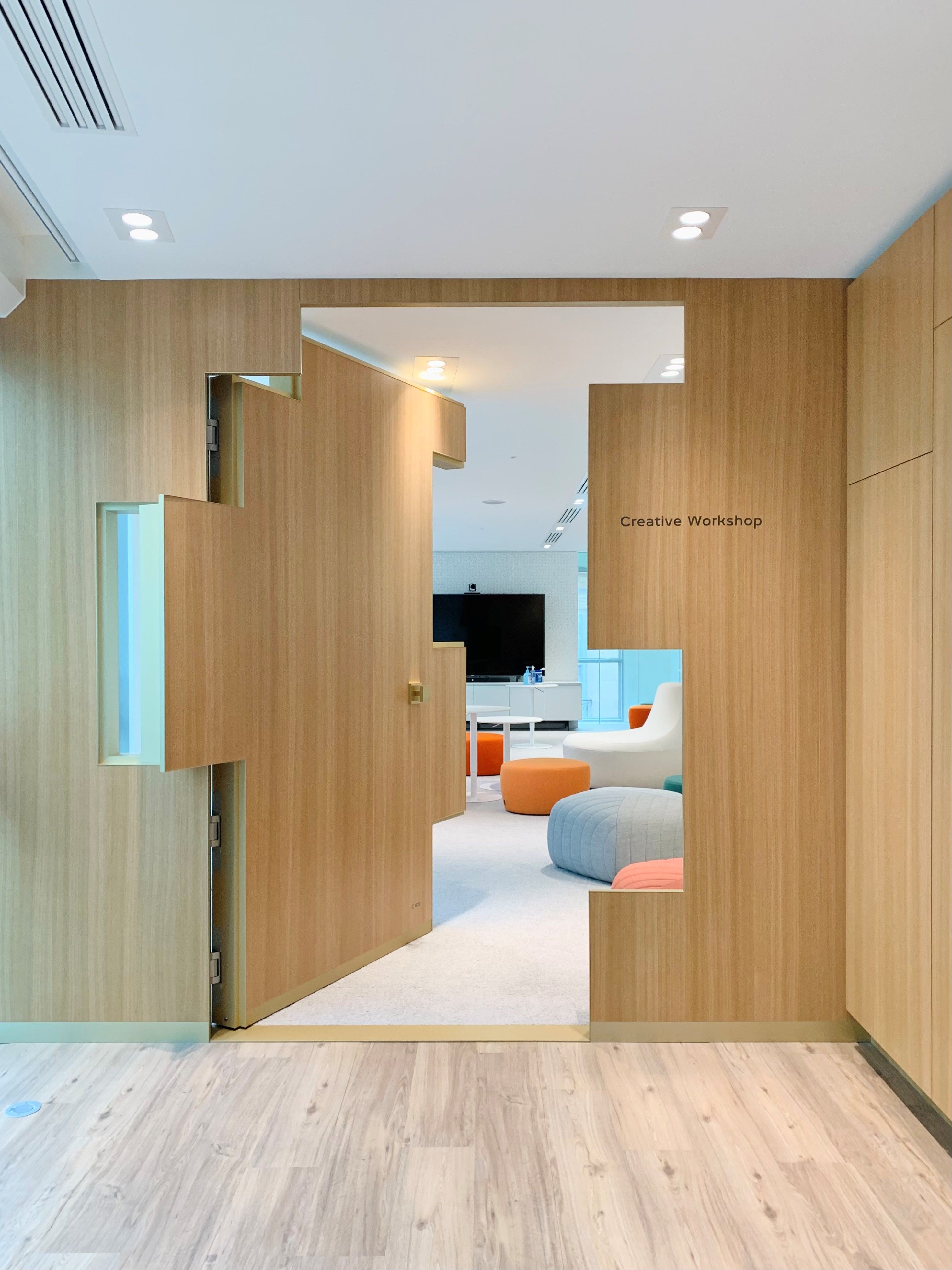 Elegante Holz-Tapetentür in einem new work context