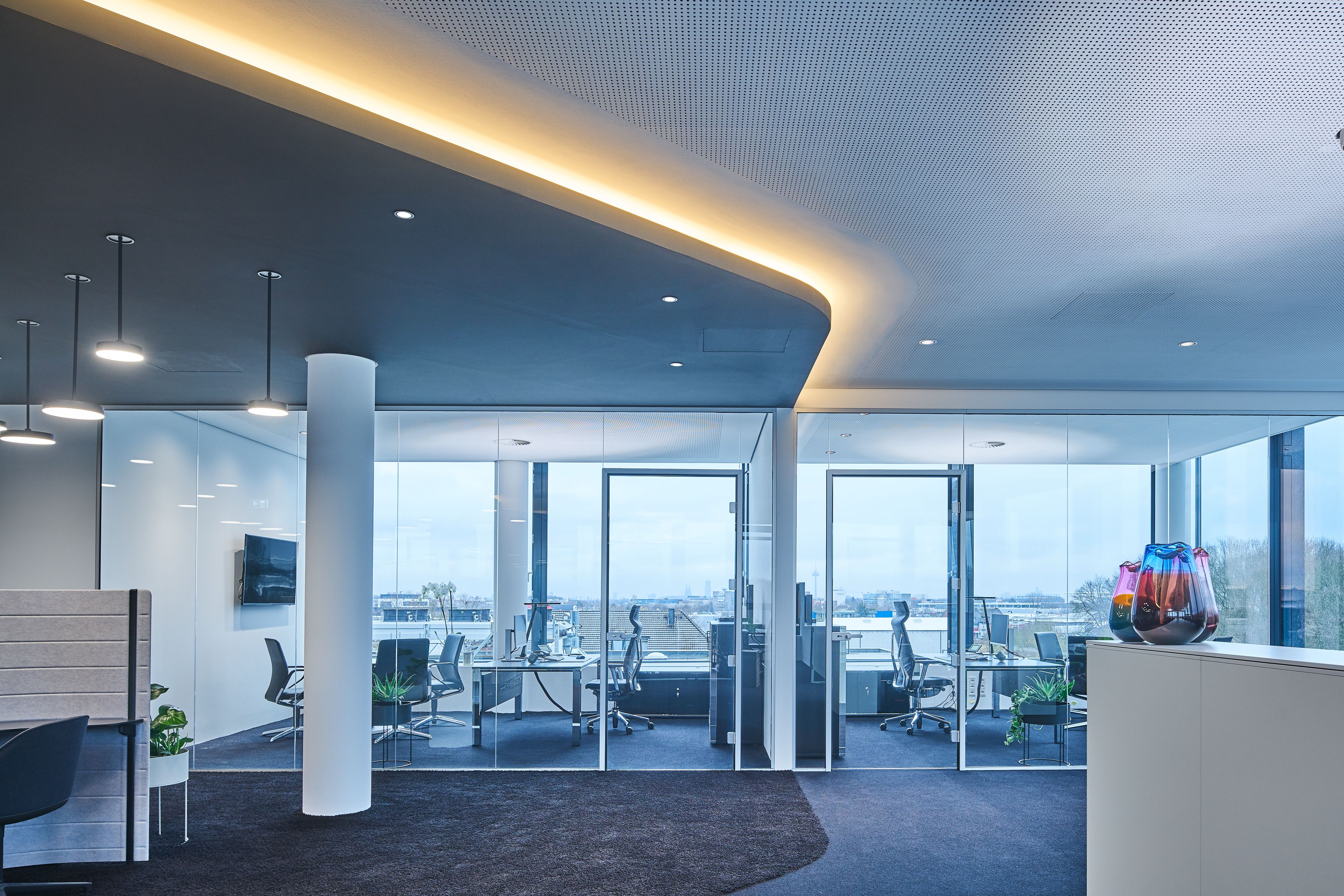 The upper floors of the building house the company’s office spaces as well as exhibition areas for Trilux products and is therefore an essential part of the company’s own competence center, which already partially existed on the site.