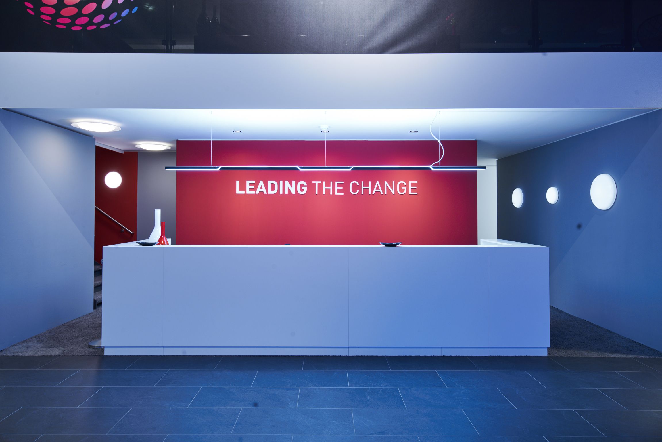 Using primarily indirect light, the lamp reduces the incidence of glare, distributing its light pleasantly and evenly. Arranged on end in long ribbons, the Parelia LED lamp is ideal for illuminating large office spaces, open-plan areas or long workbenches. Through its combination of contrasting, high-quality materials and its expressive design, the lamp embodies the experimental and interdisciplinary design approach central to GRAFT’s design practice.