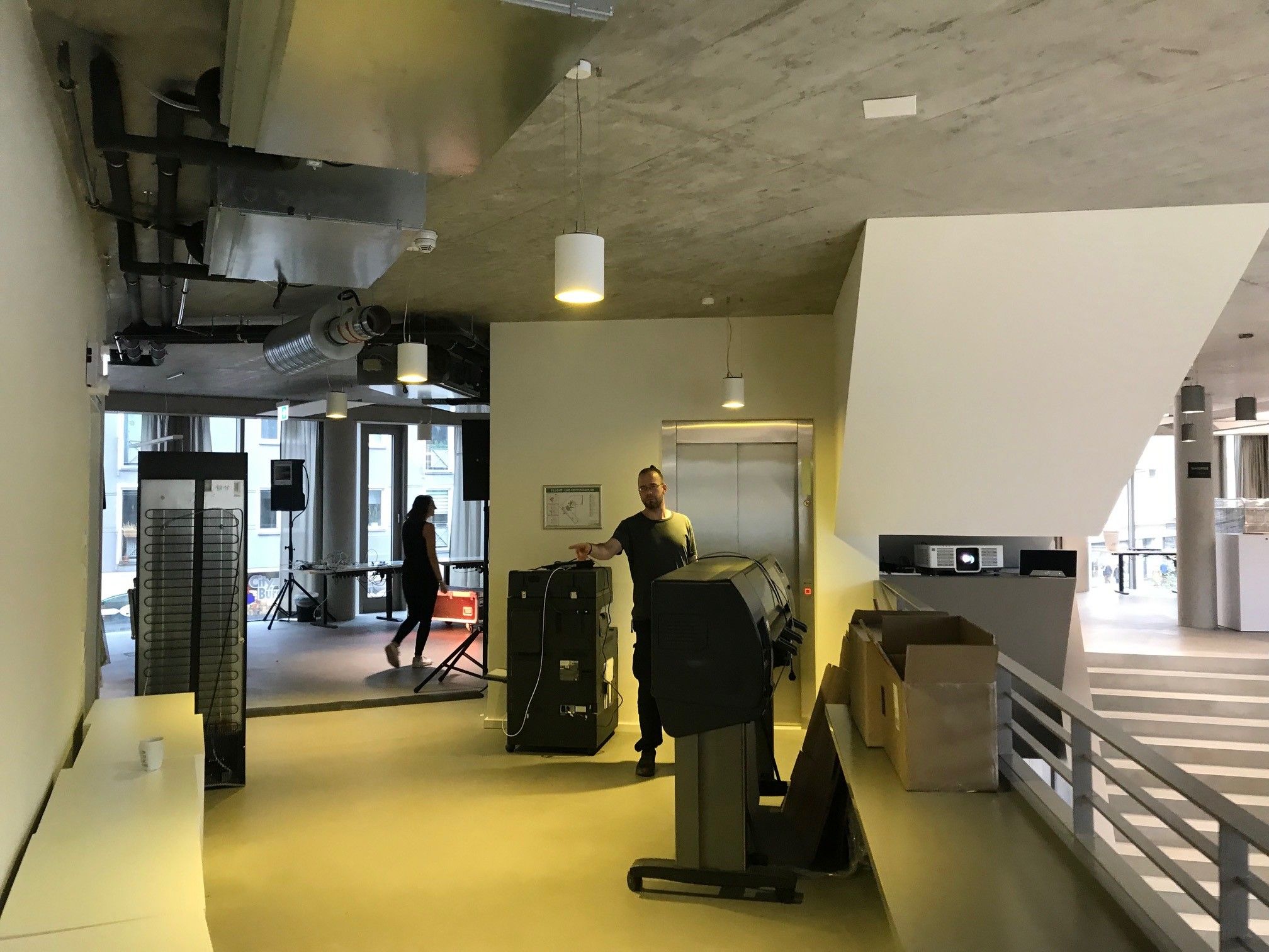 Roman dirigiert den Aufbau