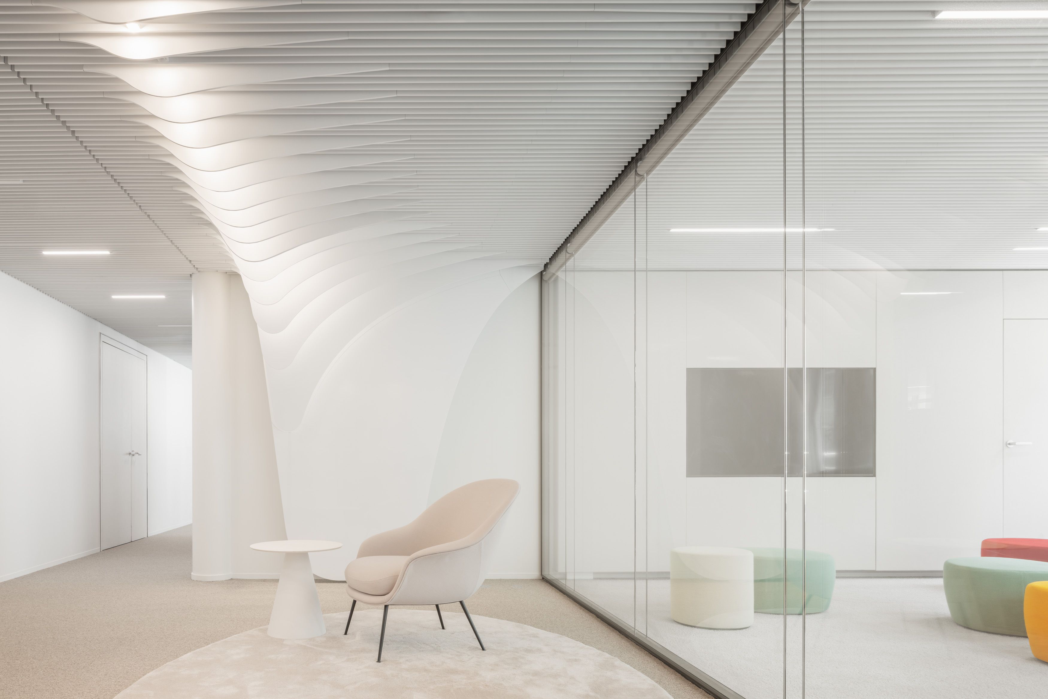 Moderne Arbeitsumgebung, ein Designelement zieht sich von der Decke über die Wand bis zum Boden