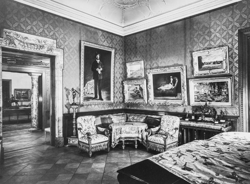 Salon mit Gemälden u.a. von Edouard Manet, Alfed Sisley und Claude Monet © Archiv Arnhold-Nachfahren