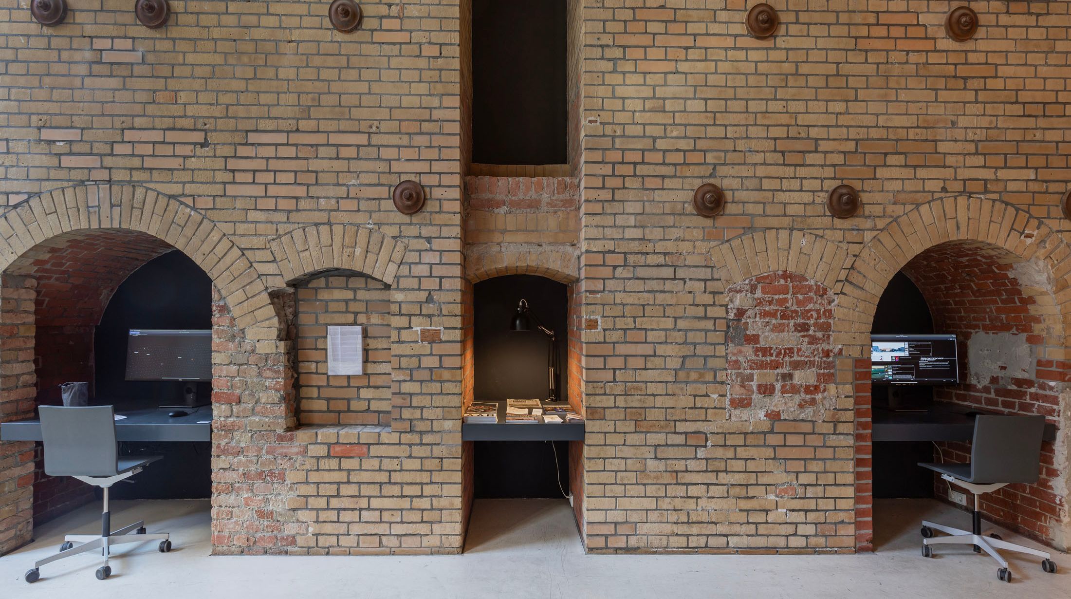 Auf Bildschirmen werden die alten GRAFT Webseiten gezeigt